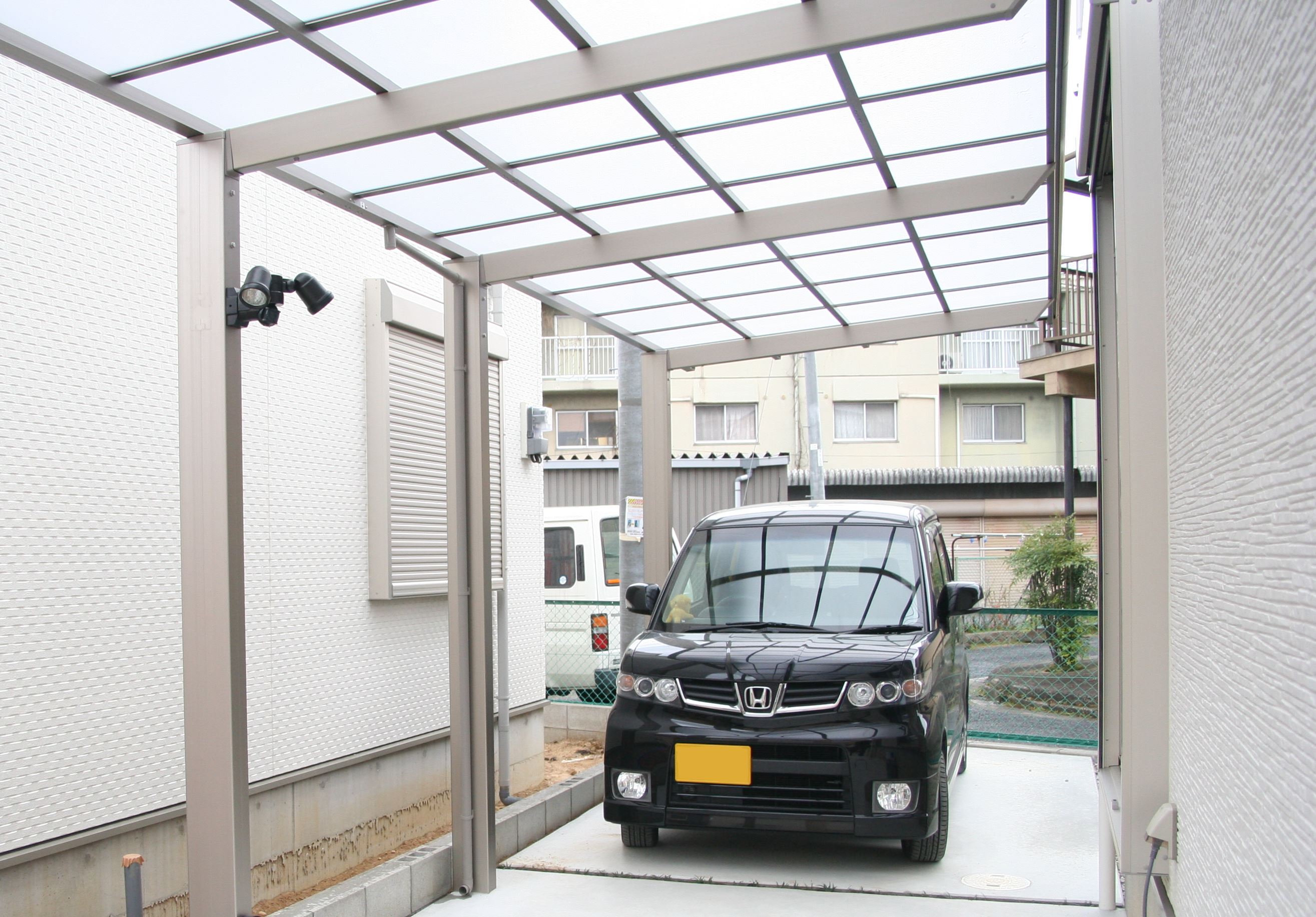 駐車スペース２台 カーポートの柱にセンサーライトを取り付け 奈良県のエクステリア 外構工事 たんぽぽの庭 緑商関西