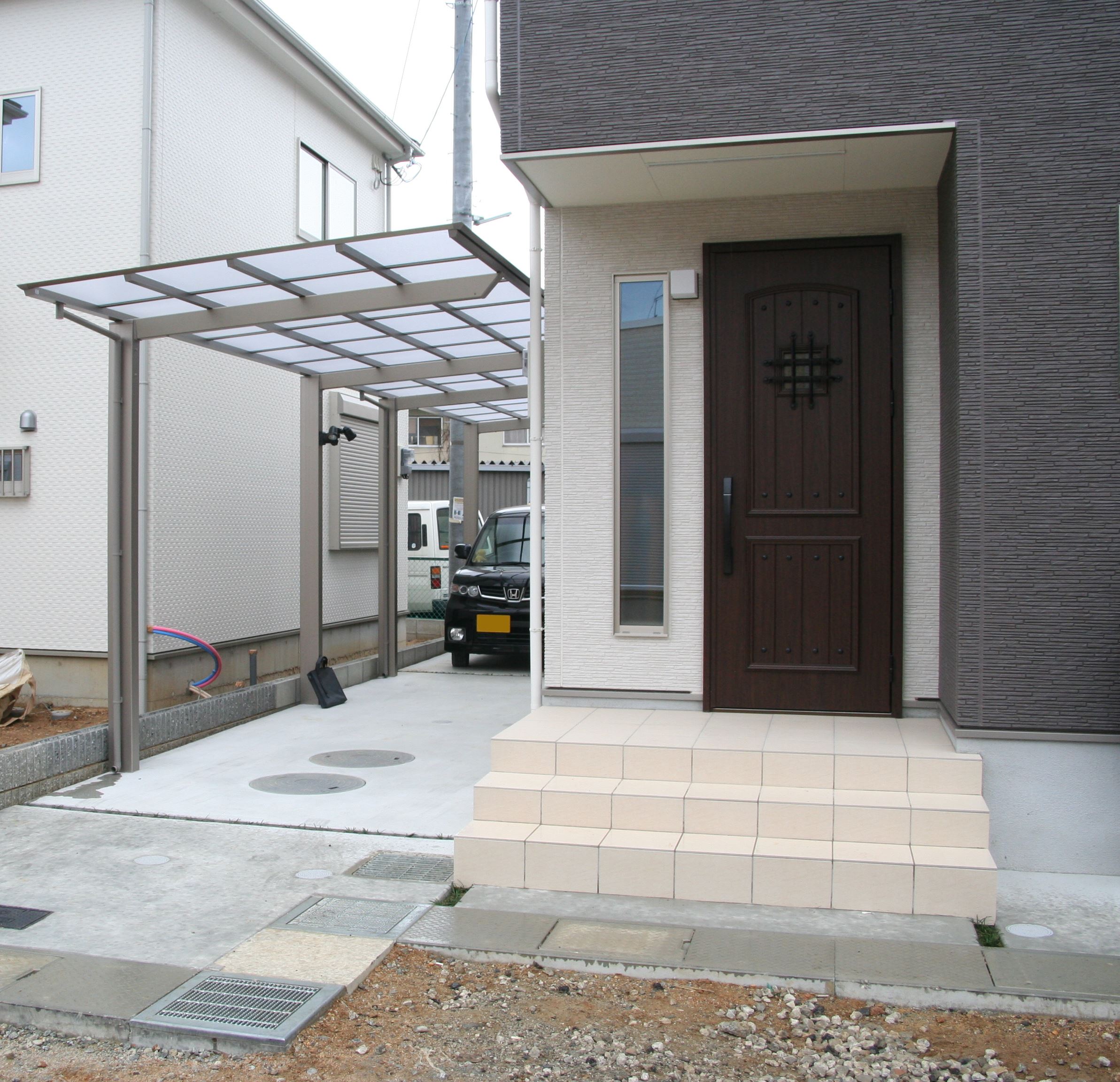 駐車スペース２台 カーポートの柱にセンサーライトを取り付け 奈良県のエクステリア 外構工事 たんぽぽの庭 緑商関西